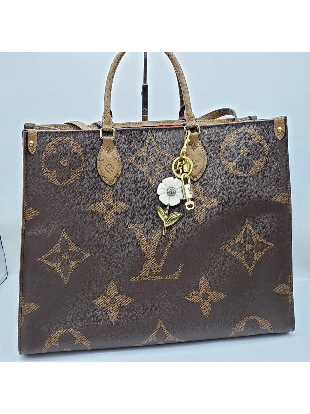 LV Gold Padlock Authentic 🔑 Luxury Bag Charm w/ Unbranded Flower Keychain - Picture 12 of 12